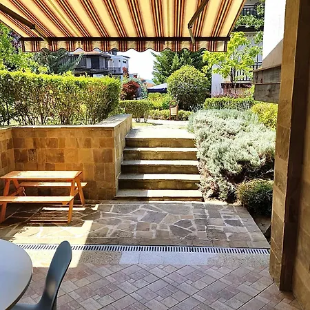 Cozy Ground-floor With Terrace Apartmán