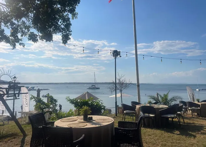 Cozy Ground-floor With Terrace Созопол